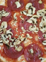 Pizza Mit Salami Und Champignon