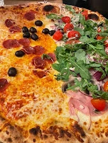 Pizza Prosciutto Mit Peperoni